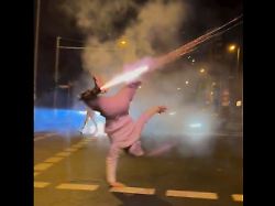 Feuerwerk auf einer Kreuzung: Breakdance-Weltmeister schießt in Berlin wild mit Raketen um sich